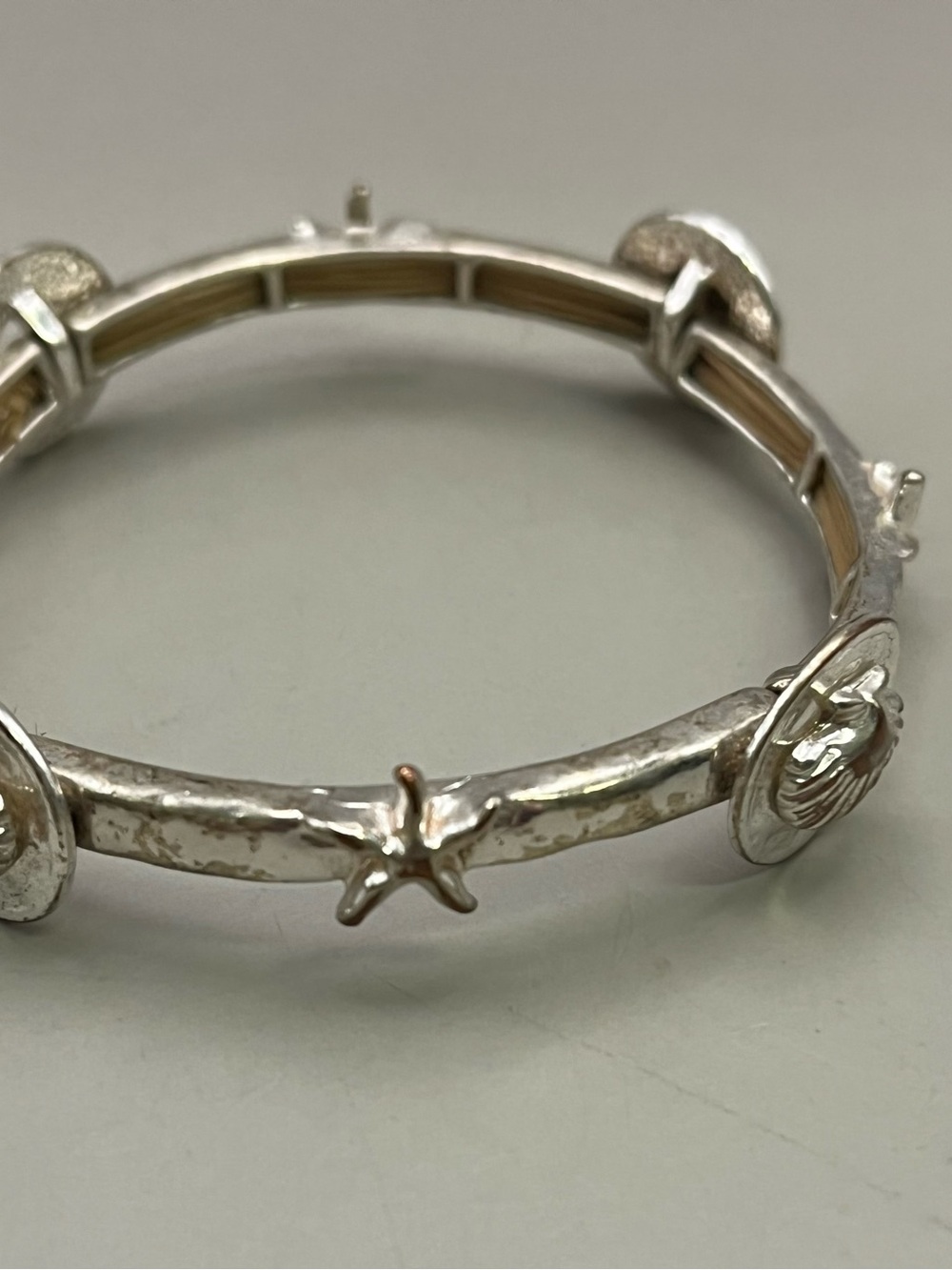 Vintage Silver Tone Stretch Bracelet Starfish Seashell Beach Ocean Nautical - Picture 2 of 5
